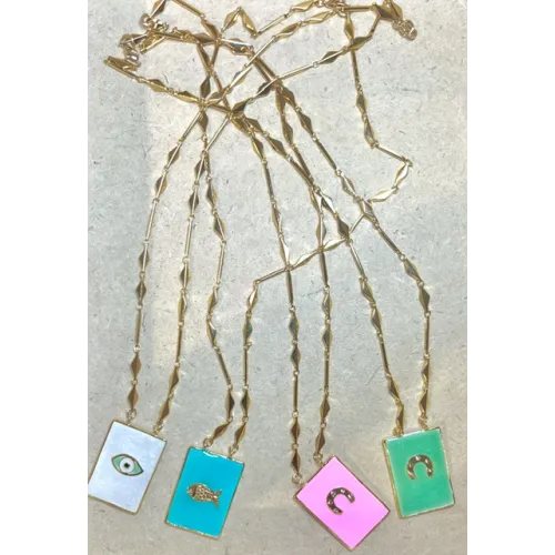 Collier médaille émaillée symbole fer à cheval